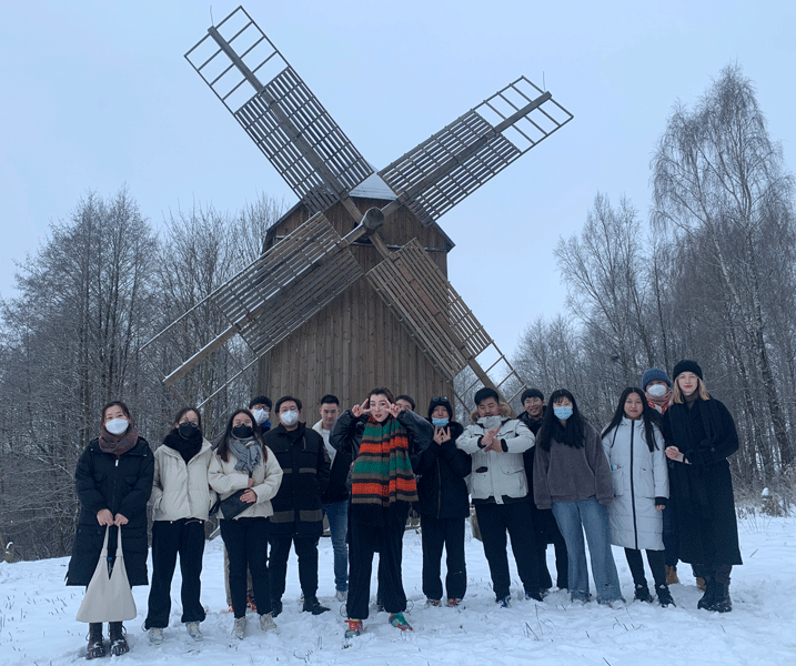 Замежныя магістранты наведалі Беларускі дзяржаўны музей народнай архітэктуры і побыту