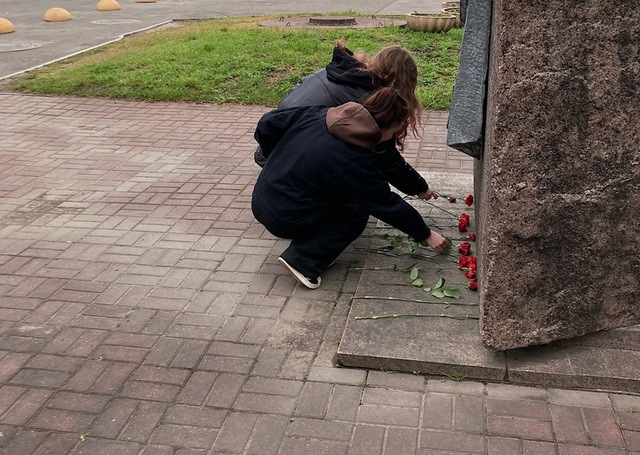 Студэнты філалагічнага факультэта ўсклалі кветкі на месцы першага публічнага пакарання савецкіх патрыётаў