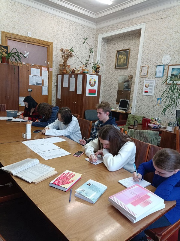 Заняткі ў Школе юнага пісьменніка
