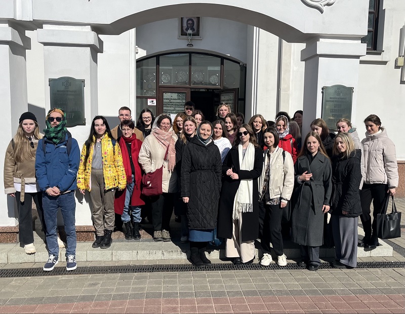 СТУДЭНТЫ Ў БІБЛІЯТЭЦЫ МІНСКАЙ ДУХОЎНАЙ АКАДЭМІІ