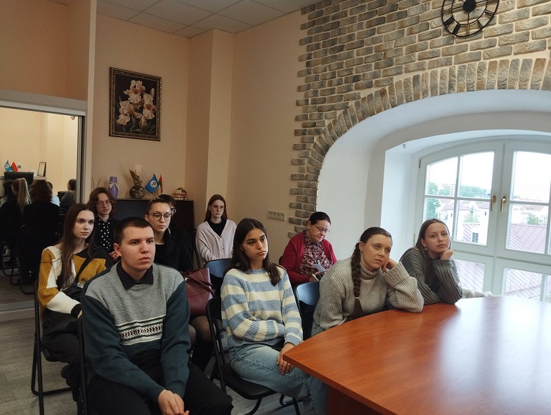 Студэнты напрамку спецыяльнасці “Літаратурна-рэдакцыйная дзейнасць” філфака БДУ наведалі Беларускі дзяржаўны архіў-музей літаратуры і мастацтва