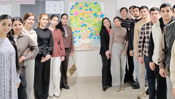 Творчая майстэрня «7-Я»: туркменскія студэнты стварылі «Дрэва сямейных каштоўнасцей»
